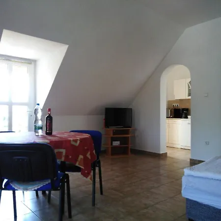 Ferienwohnung Mit Pool Für 5 Personen Apartment Balatonmáriafürdő