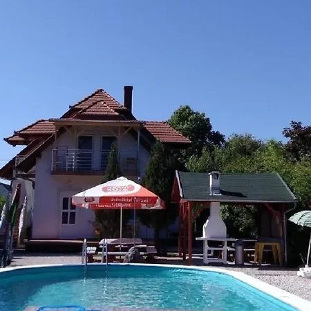 Apartment Ferienwohnung Mit Pool Fuer 5 Personen